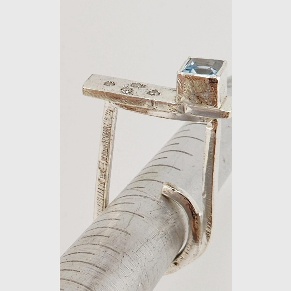 BLUE TOPAZ AVANT-GARDE HANDMADE STERLING SILVER METAL 5.5